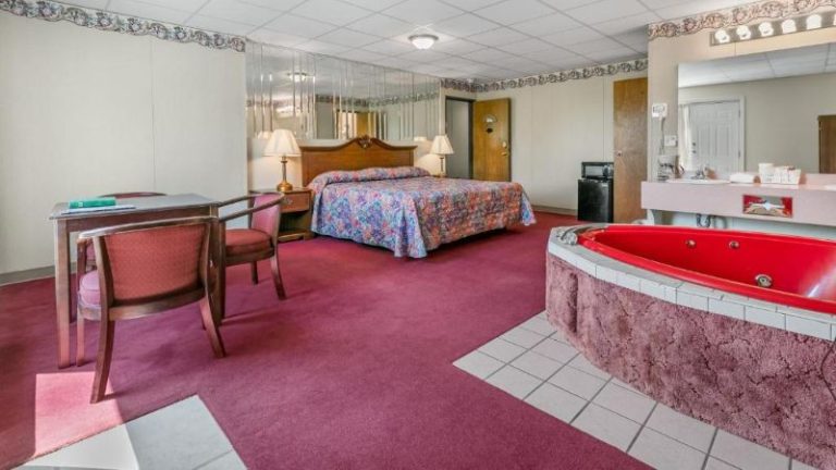 Candlewick Inn and Suites