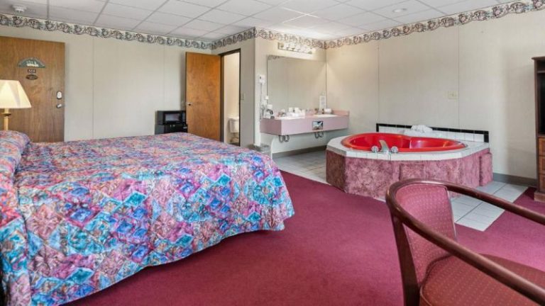 Candlewick Inn and Suites
