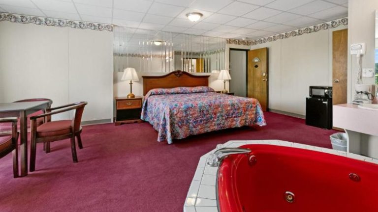 Candlewick Inn and Suites