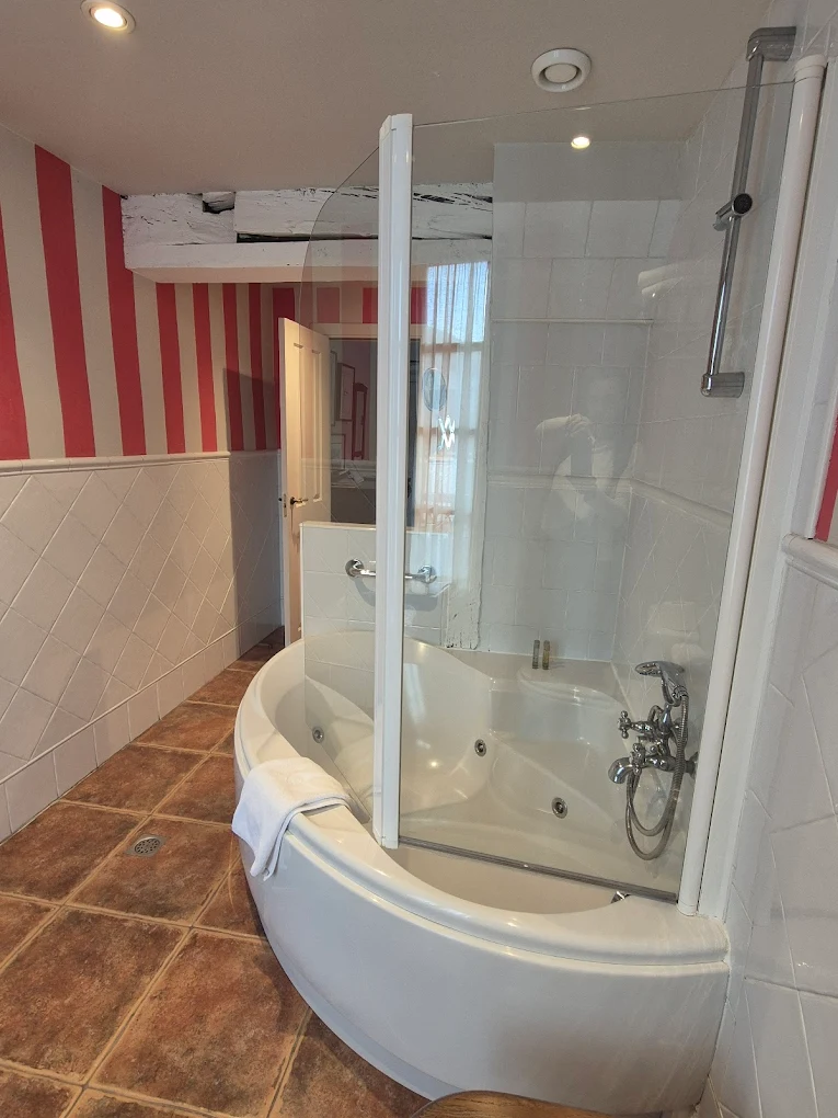 Churrut Hotel, habitación con jacuzzi privado