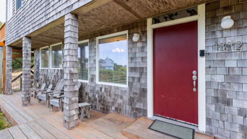 Coastal Retreat with Ocean Views and Hot Tub, room with private jacuzzi, photo 6