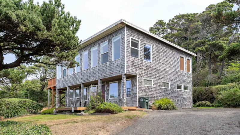 Coastal Retreat with Ocean Views and Hot Tub, room with private jacuzzi, photo 7