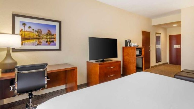 Comfort Inn & Suites Northeast – Gateway