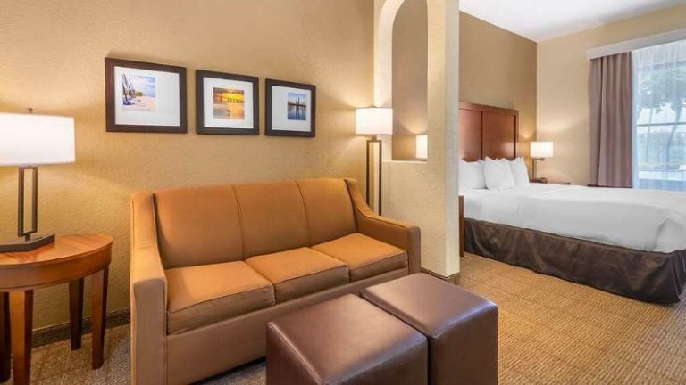 Comfort Inn & Suites Northeast – Gateway
