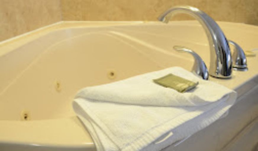 Country Inn & Suites by Radisson, Jacksonville, FL, room with private jacuzzi, photo 2
