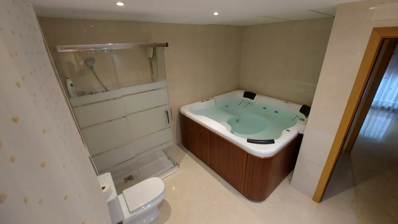 Enoturismo Celler Piñol, habitación con jacuzzi privado