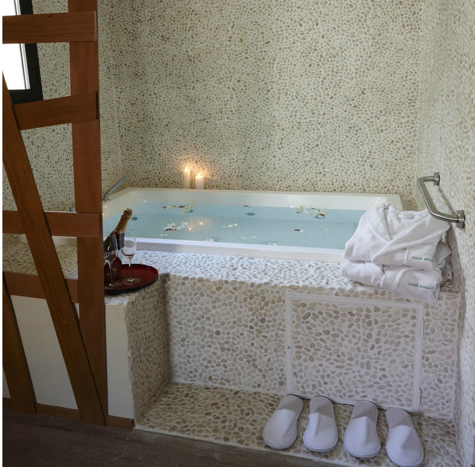 Essentia Hotel Restaurante Galería, ARACENA, HUELVA, habitación con jacuzzi privado