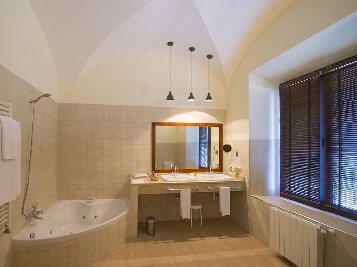 Hospedium Hotel Cortijo Santa-Cruz, habitación con jacuzzi privado
