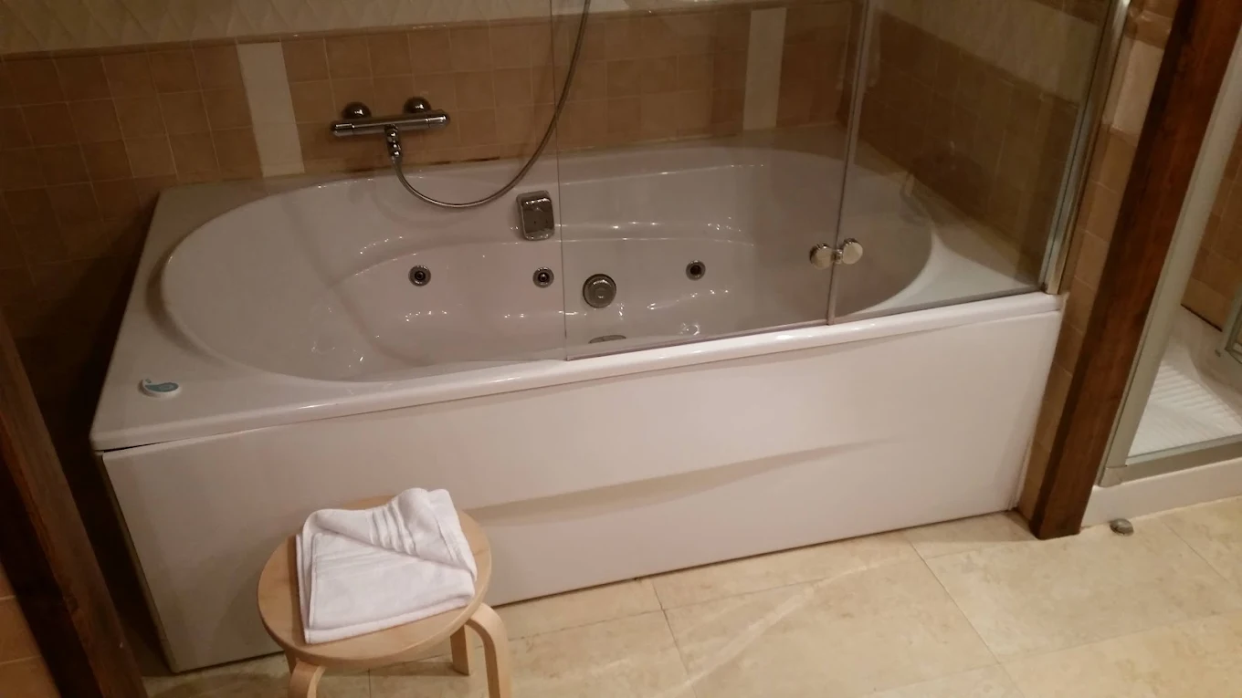 Hostería de Torazo Nature Hotel & Spa, habitación con jacuzzi privado