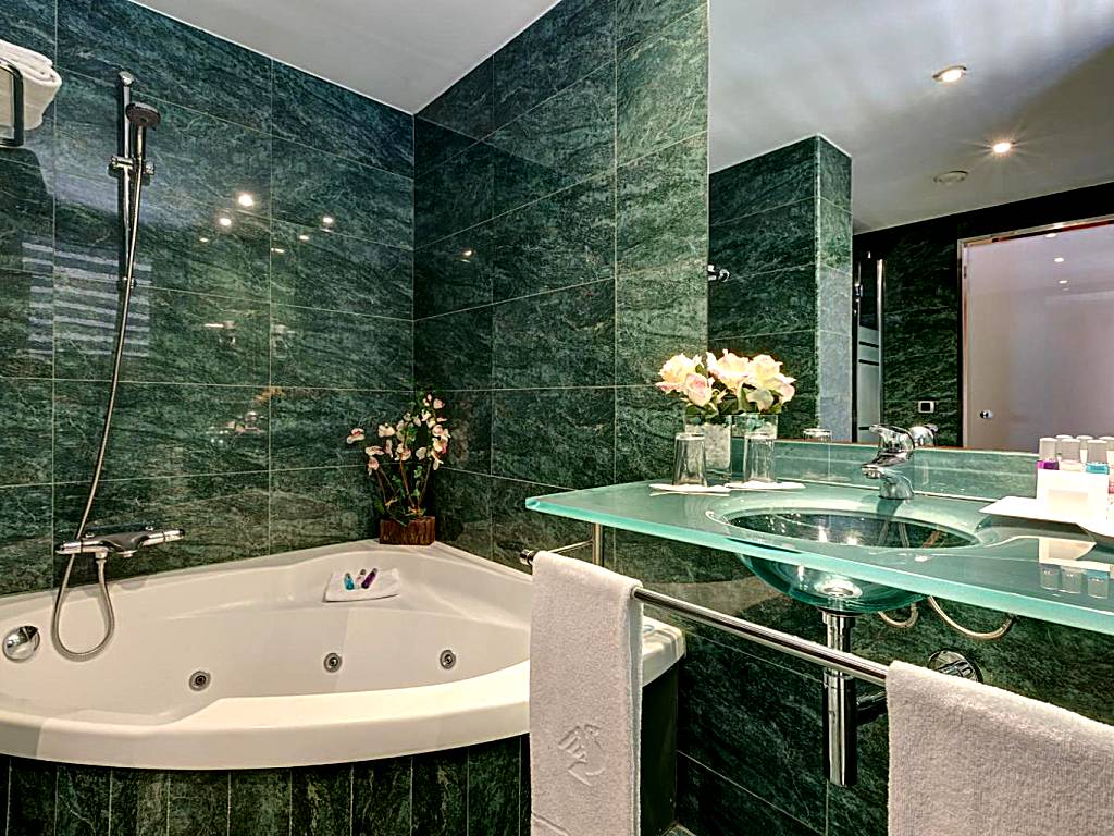 Hotel Acevi Villarroel, habitación con jacuzzi privado