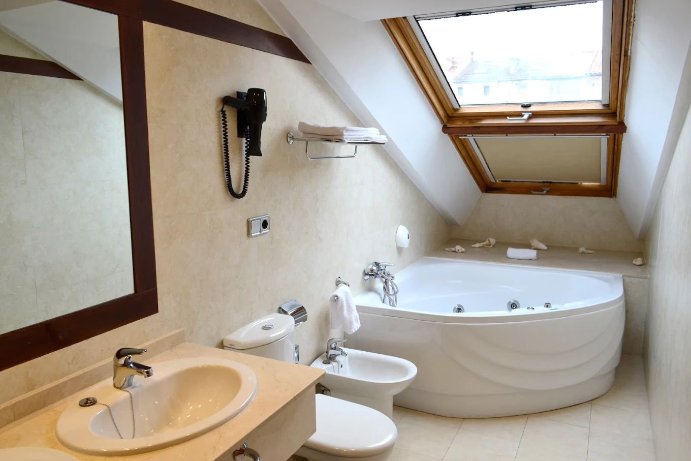 Hotel Alda Palacio Valdés, habitación con jacuzzi privado