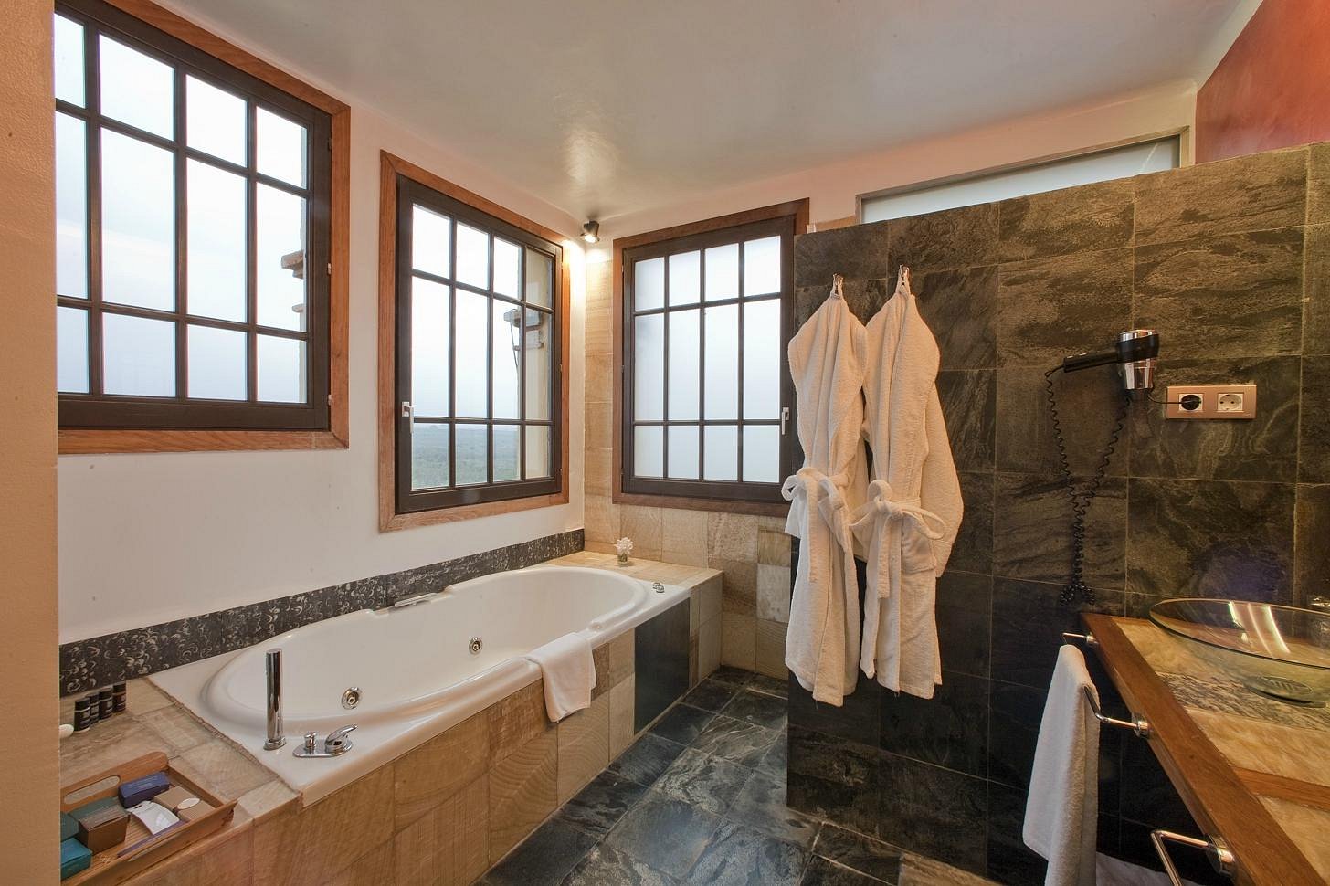 Hotel Boutique Mas Passamaner, habitación con jacuzzi privado