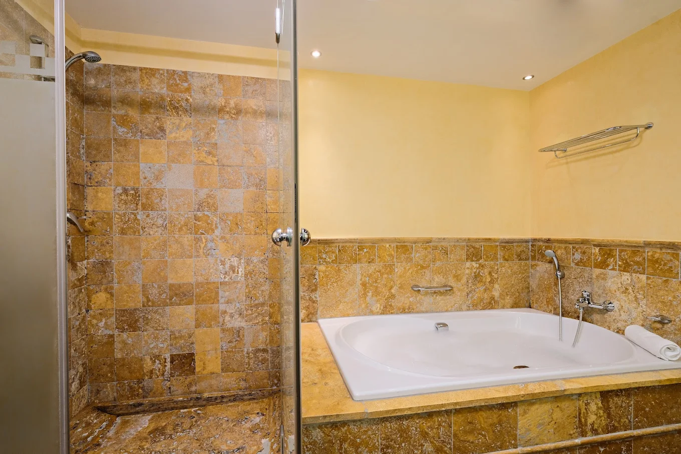 Hotel Envía Almería Spa & Golf, habitación con jacuzzi privado