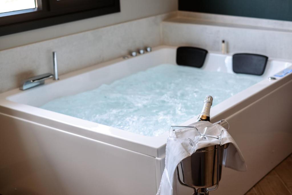 Hotel GilMar Orellana la Vieja, habitación con jacuzzi privado