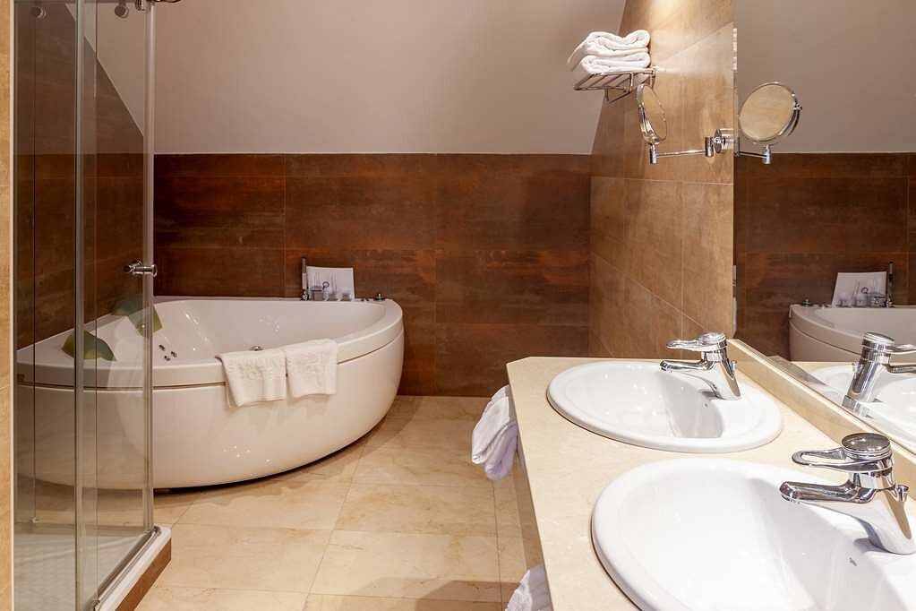 Hotel Hoyuela, habitación con jacuzzi privado