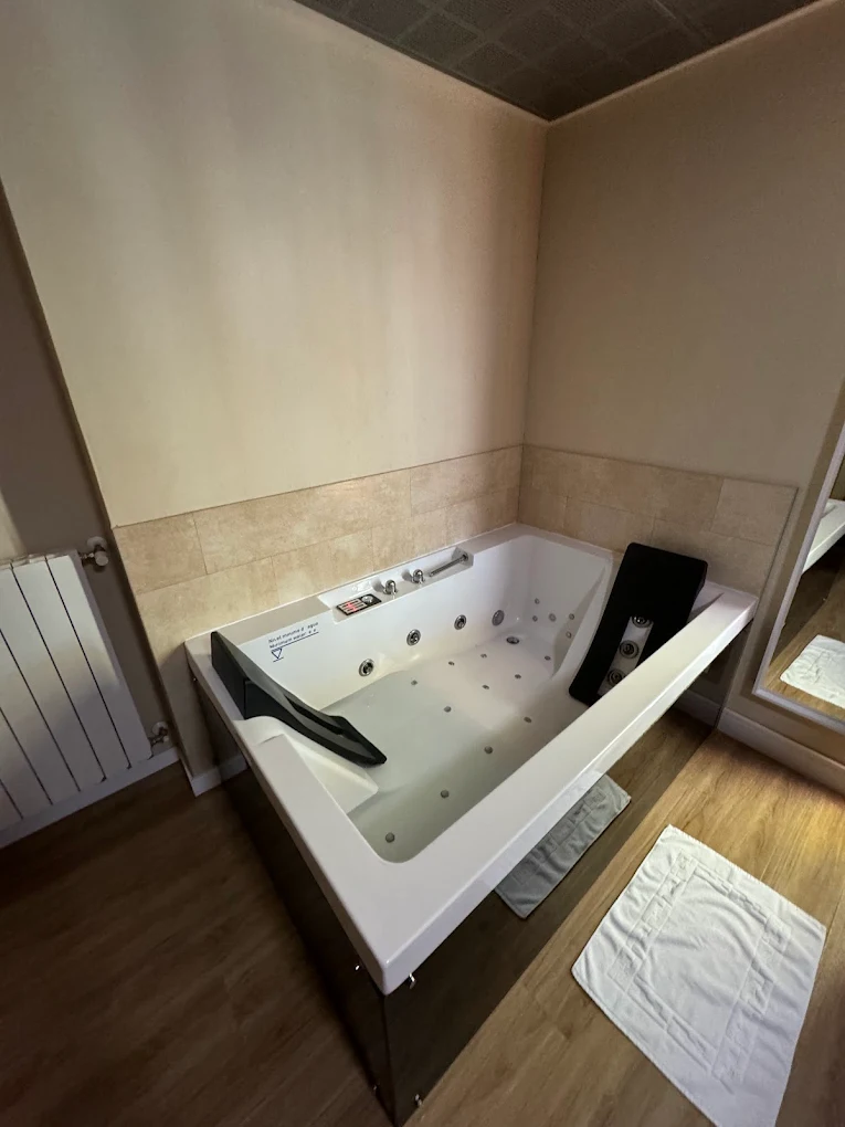 Hotel La Lonja, habitación con jacuzzi privado