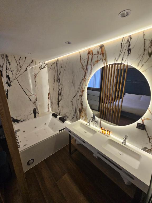 Hotel Las Tres Campanas, habitación con jacuzzi privado