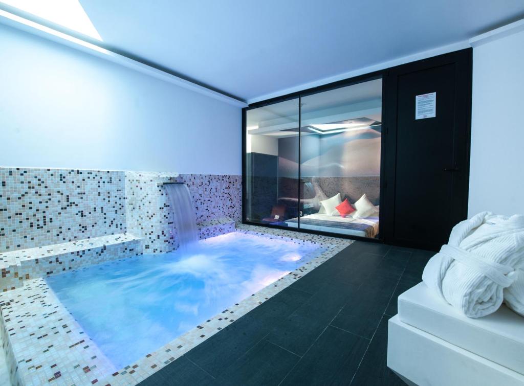 Hotel Loob Madrid, habitación con jacuzzi privado
