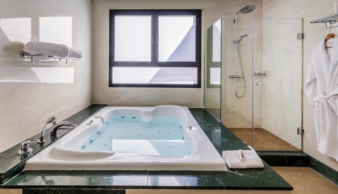 Hotel Occidental Granada, habitación con jacuzzi privado