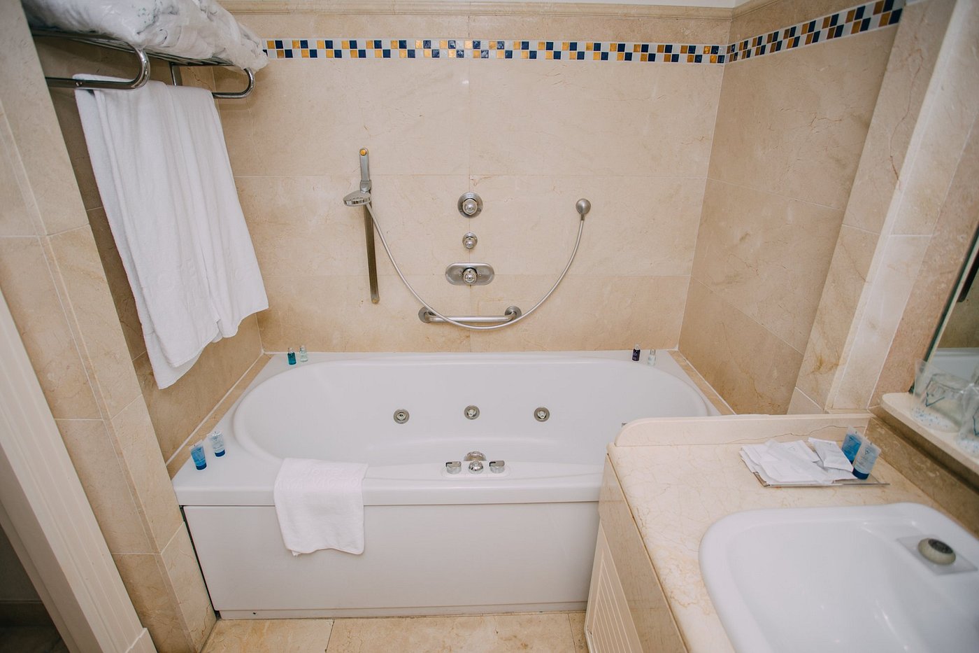 Hotel Playa Victoria, habitación con jacuzzi privado