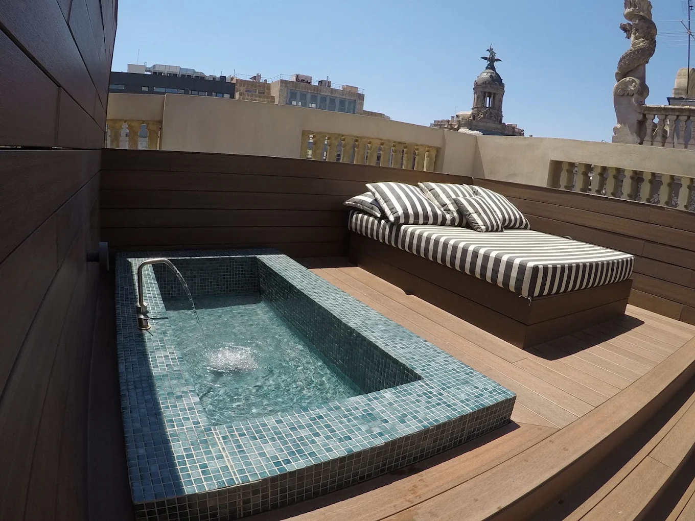 Hotel Praktik Èssens, habitación con jacuzzi privado
