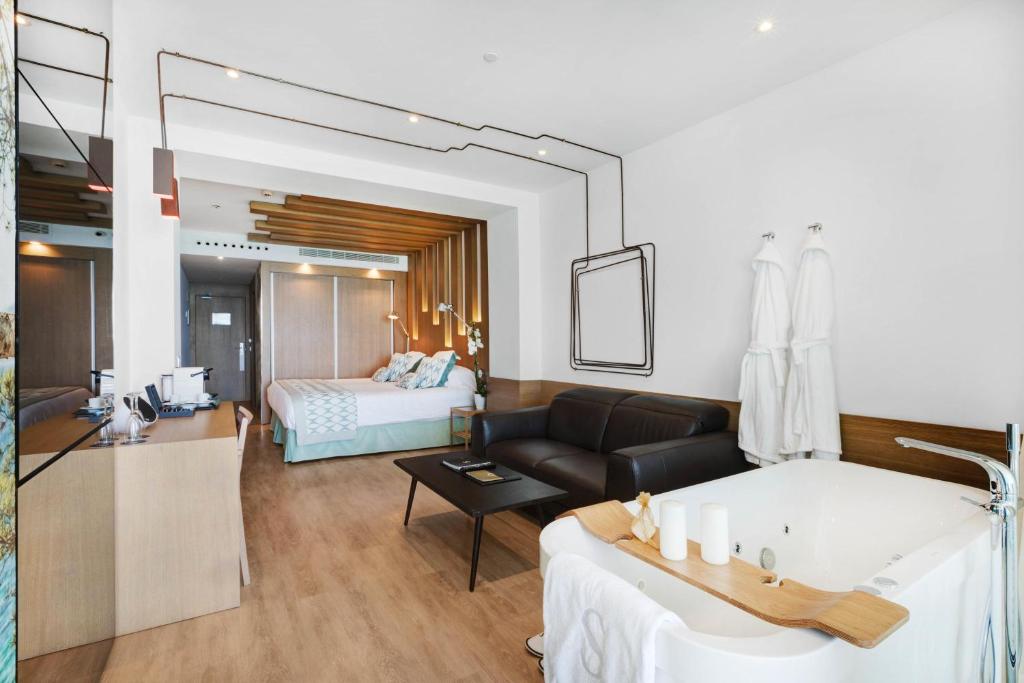 Hotel Pure Salt Port Adriano, habitación con jacuzzi privado