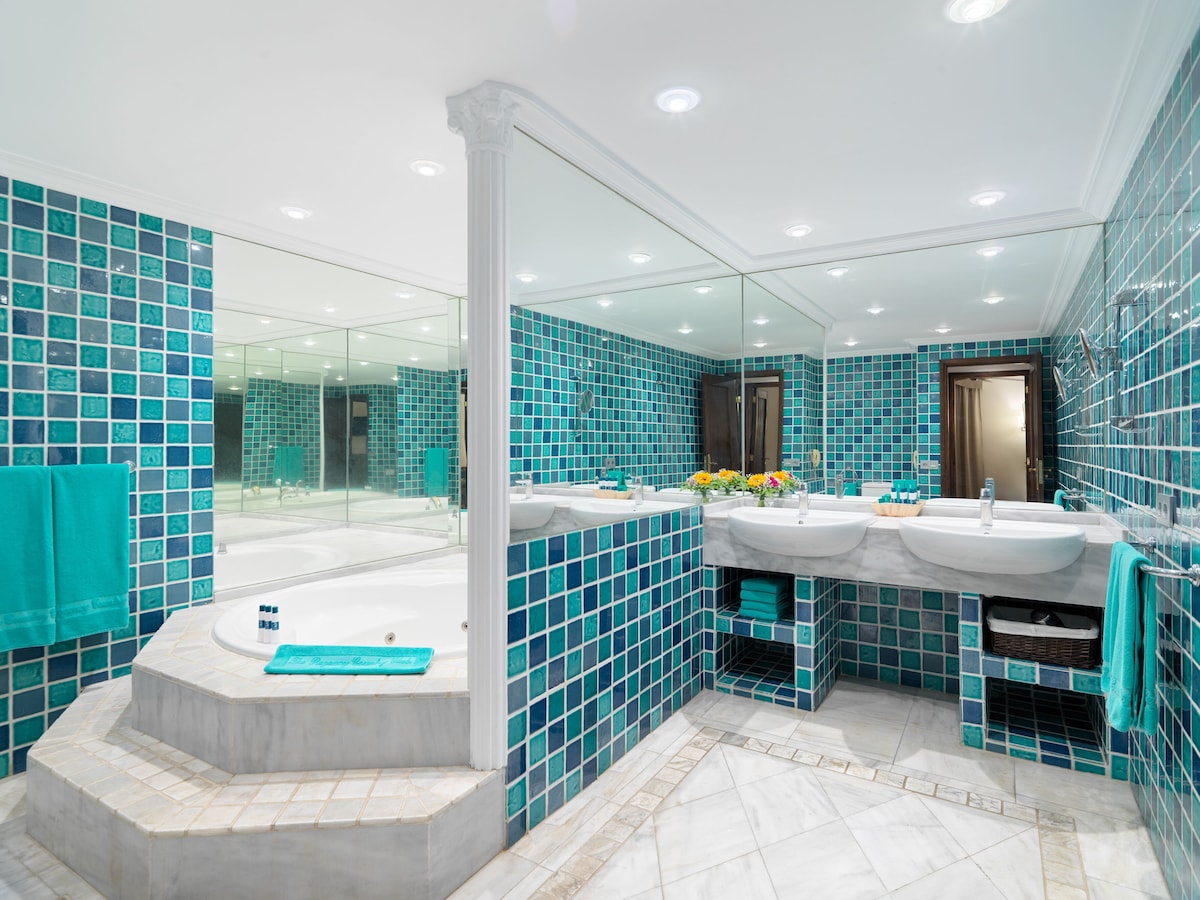 Hotel Regency Country Club Apartment Suites, habitación con jacuzzi privado
