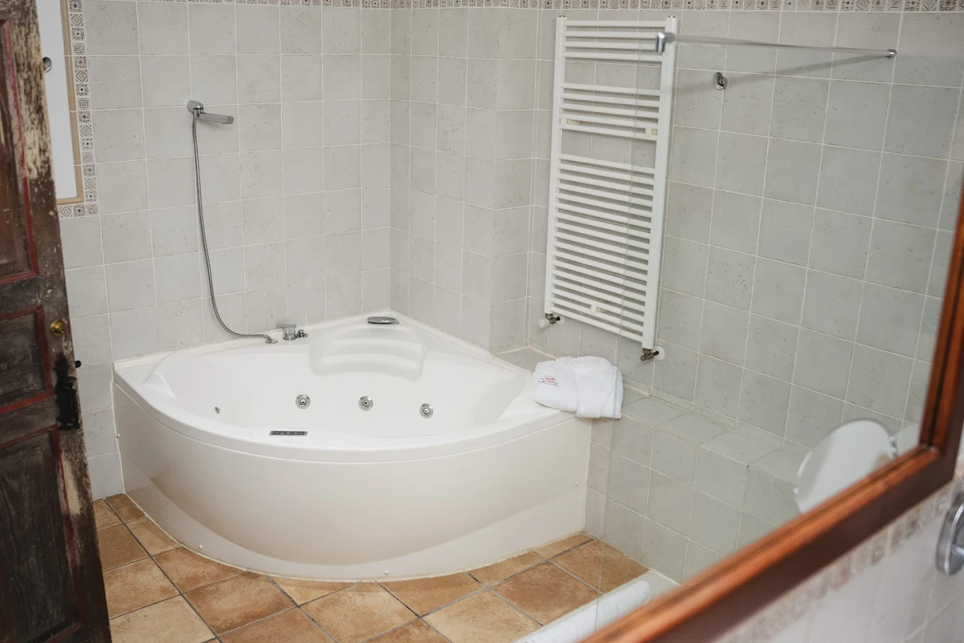 Hotel Rural Latorrién de Ane, habitación con jacuzzi privado