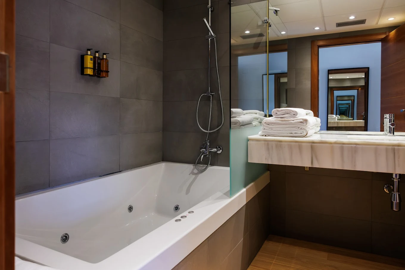 Hotel & Spa El Mirador de Ulzama, habitación con jacuzzi privado