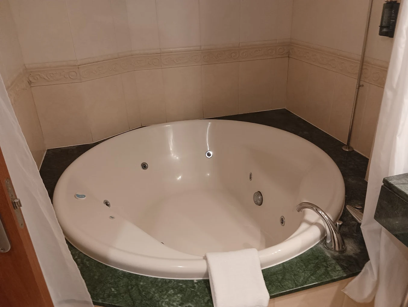 Hotel Torres de Somo, habitación con jacuzzi privado