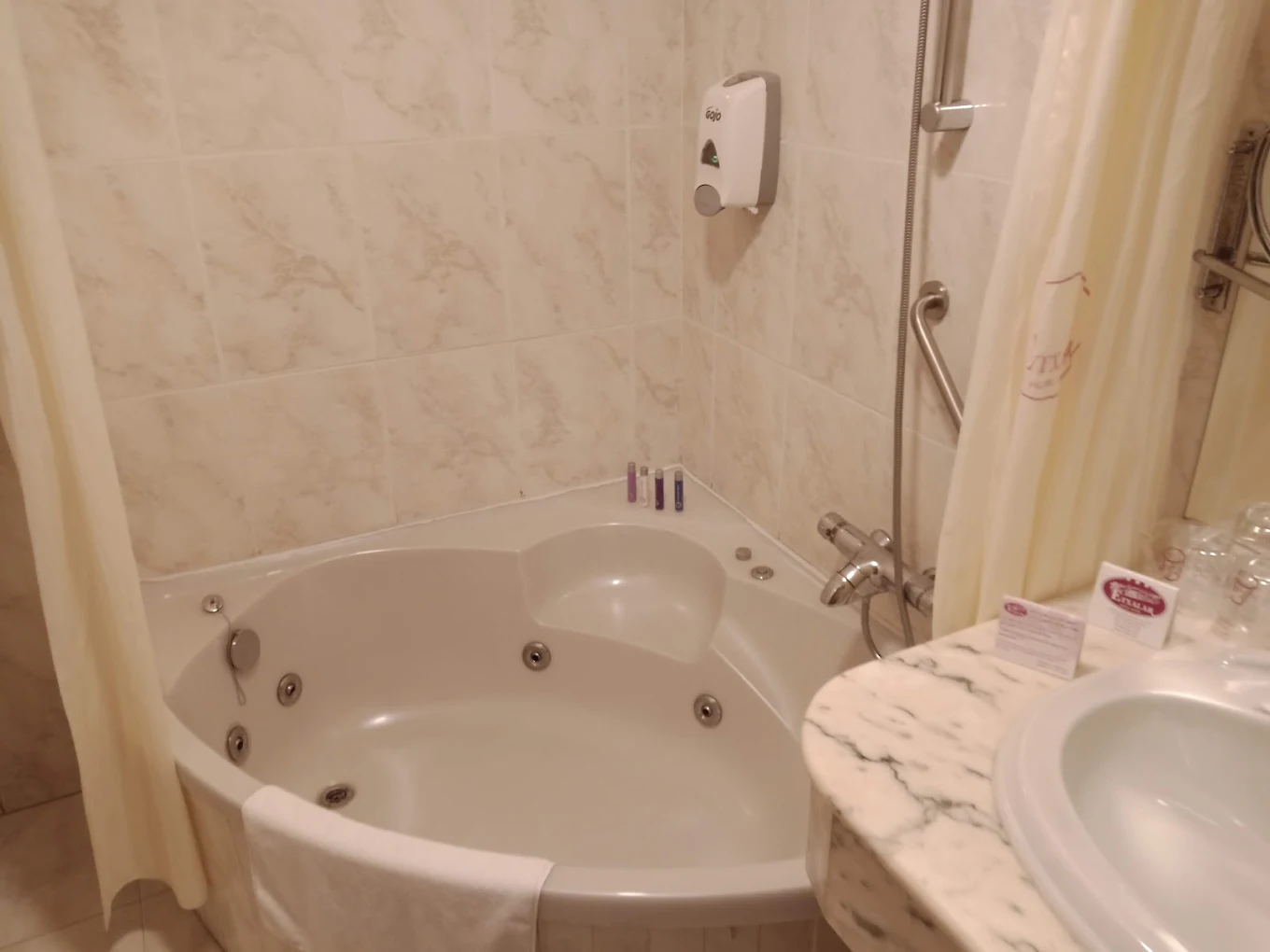 Hotel Venta de Etxalar, habitación con jacuzzi privado