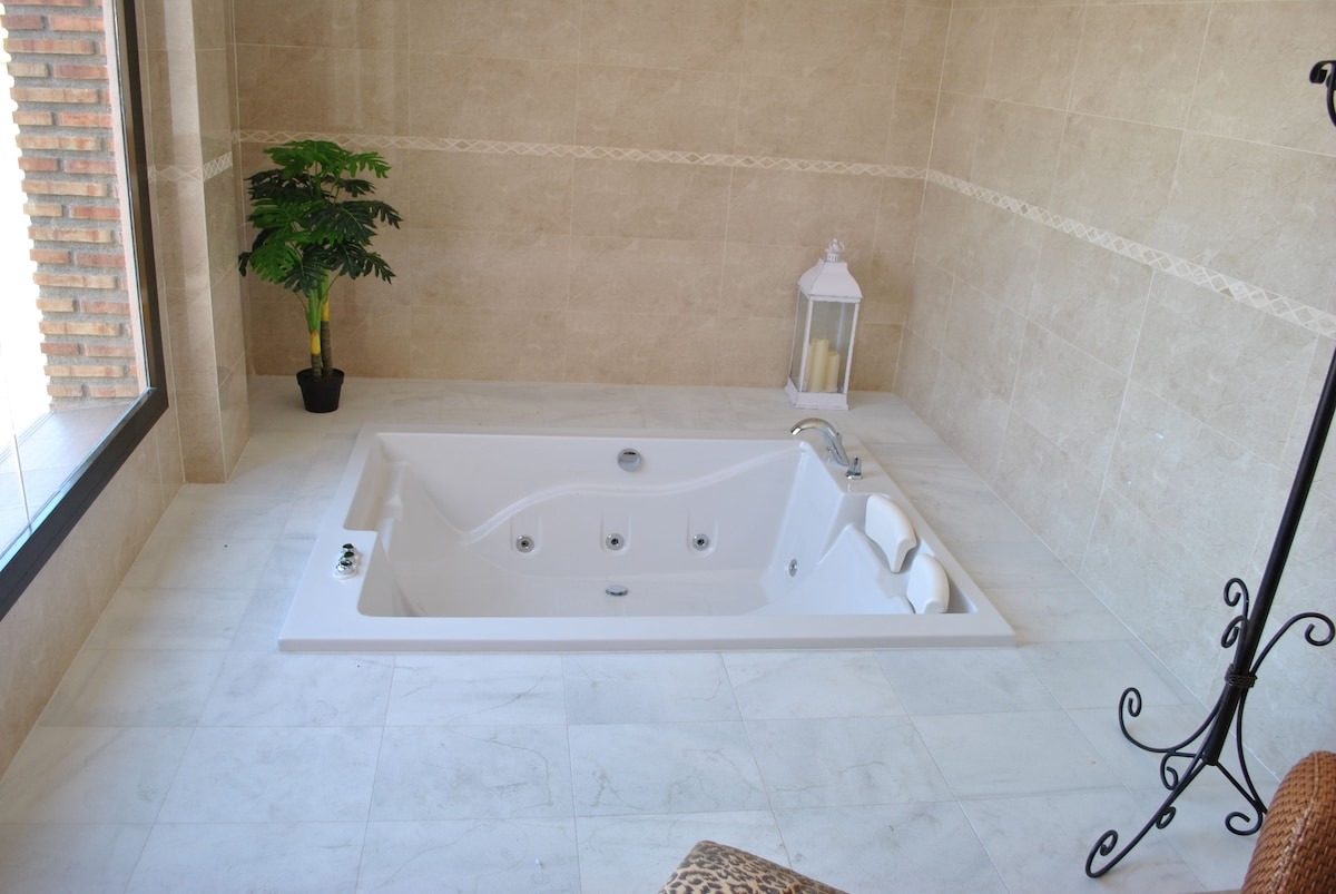 Hotel restaurante Dama de Baza, habitación con jacuzzi privado