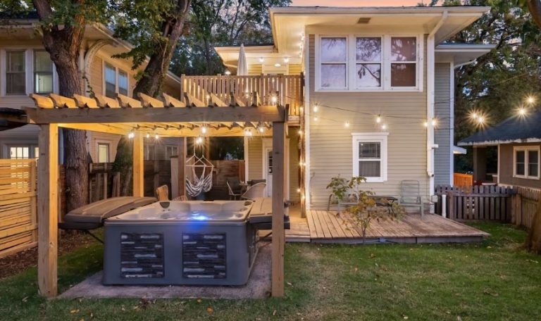 Hottub, Pool Table, Basketball, Firepit, Sleeps 8