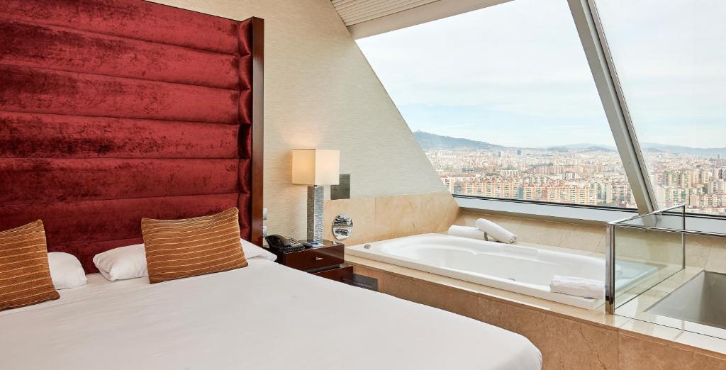 Hyatt Regency Barcelona Tower, habitación con jacuzzi privado