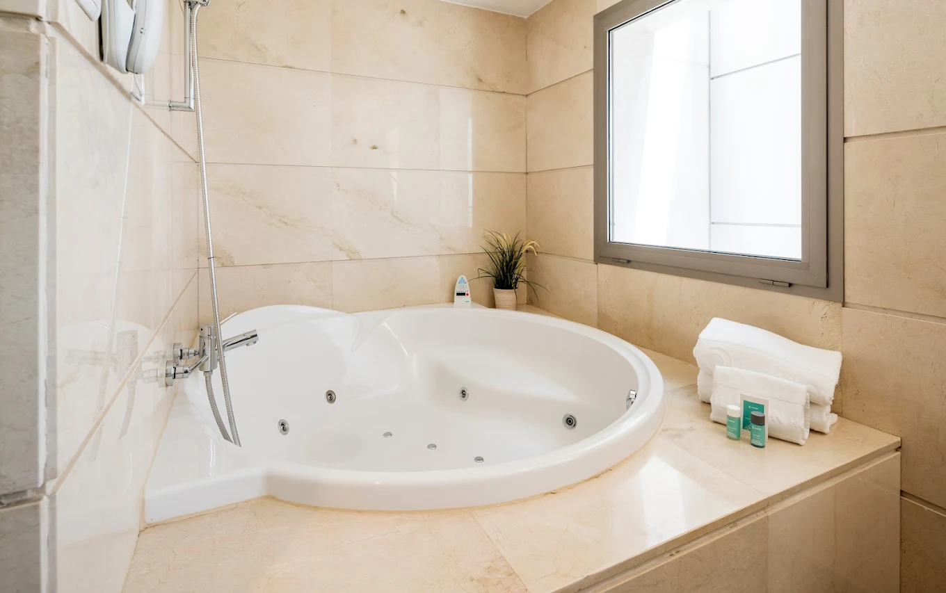 Ilunion Málaga, habitación con jacuzzi privado
