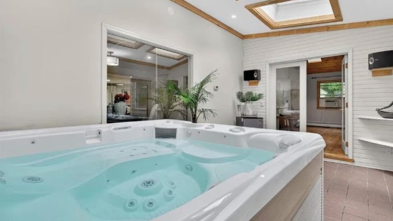 Indoor Salt water Spa for long or short stays