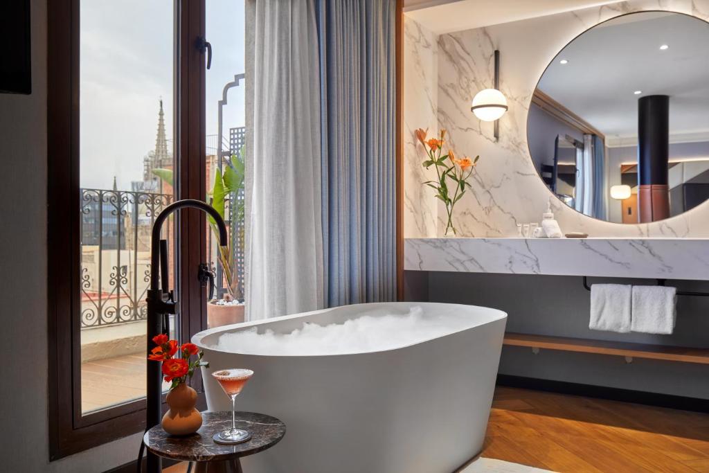 Kimpton Vividora Hotel By IHG, habitación con jacuzzi privado