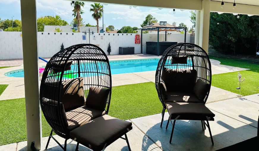 Luxury Las Vegas Rental with Pool, Jacuzzi & Outdoor Dining, room with private jacuzzi, photo 8