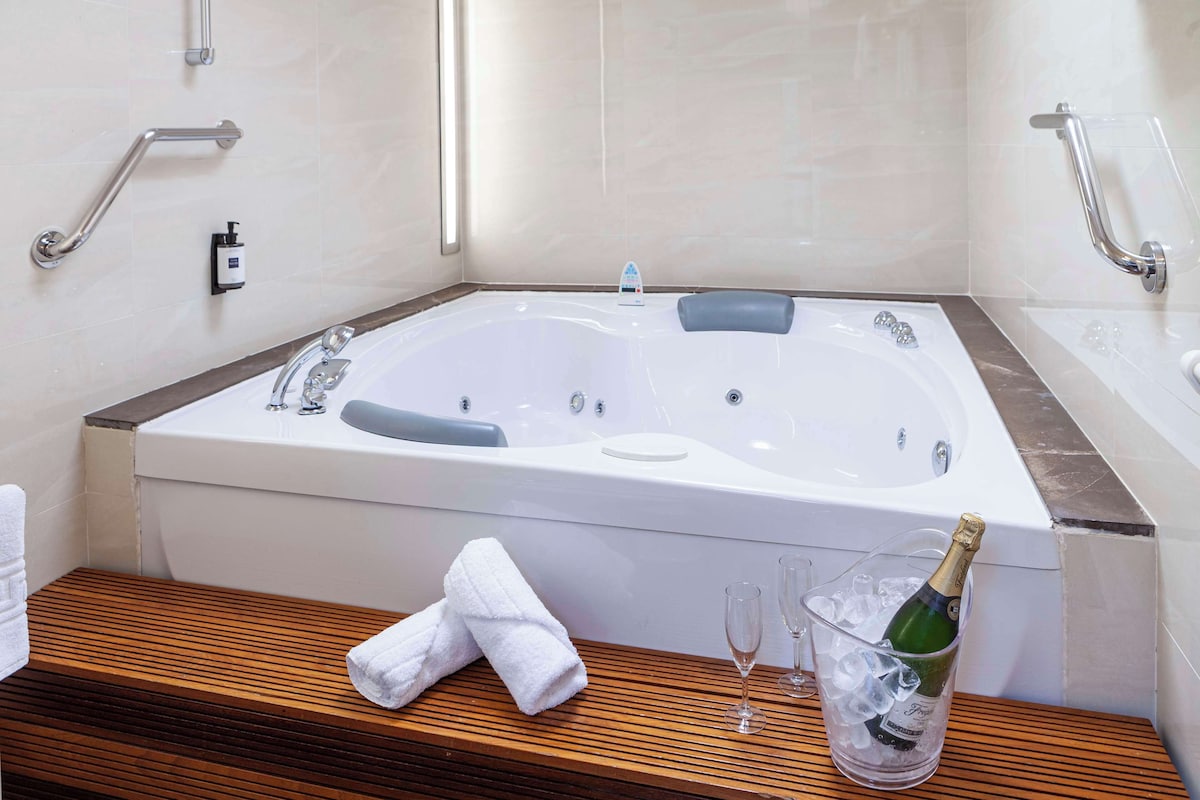 Maciá Alfaros, habitación con jacuzzi privado