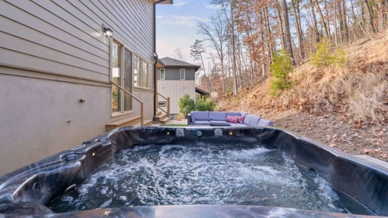 Modern Cabin w Hot Tub, cabin with a private hot tub