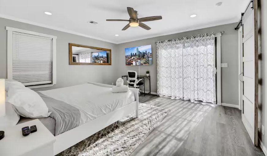 Modern Farmhouse Villa with Theater Room and Hot Tub, room with private jacuzzi, photo 3