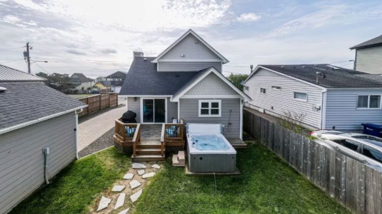 Newport Beach House – Hot Tub, Fireplace, Dog-Friendly