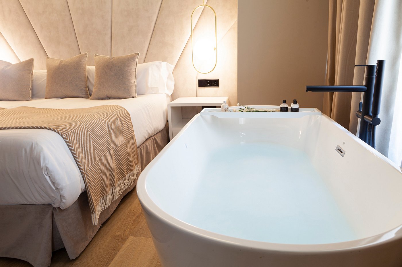Nivia Born Boutique Hotel, habitación con jacuzzi privado