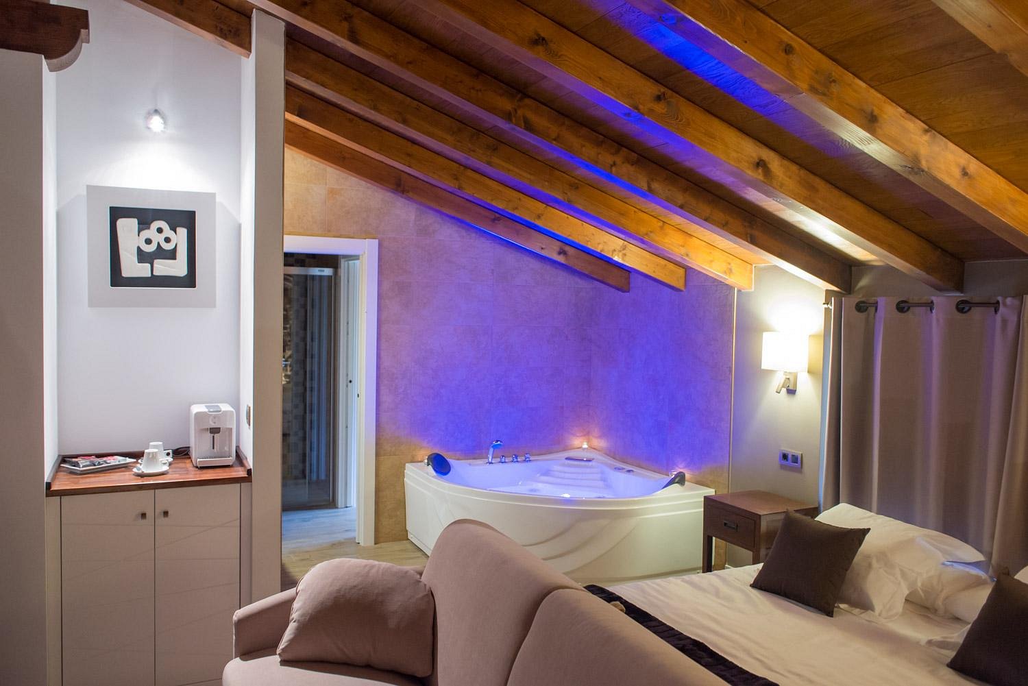 Osabarena Hotela, habitación con jacuzzi privado