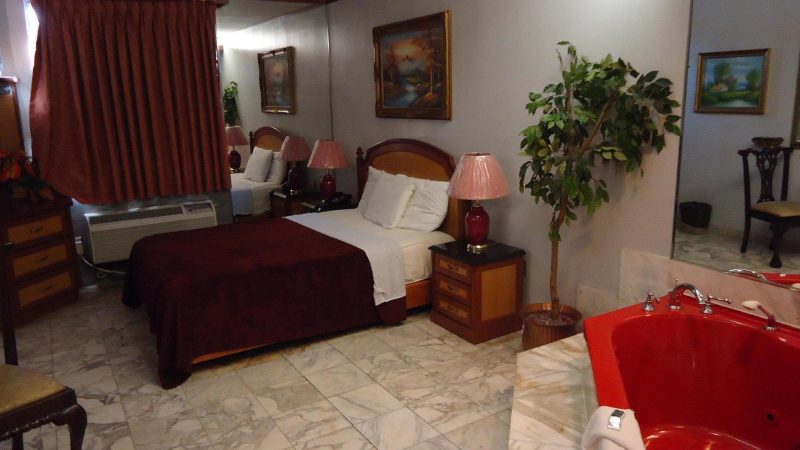 Paris Suites Hotel - jacuzzi hotel room