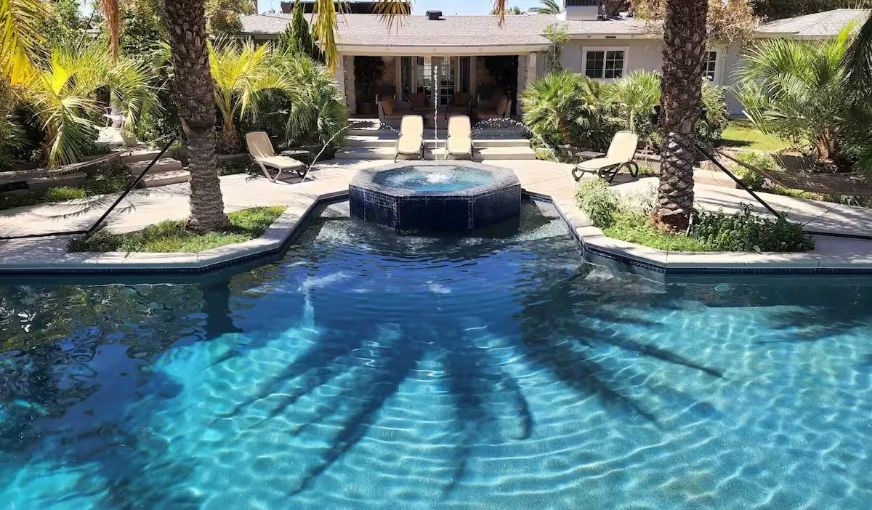 Peaceful Vegas Oasis with Spa, Garden & Mountain Views, room with private jacuzzi, photo 7