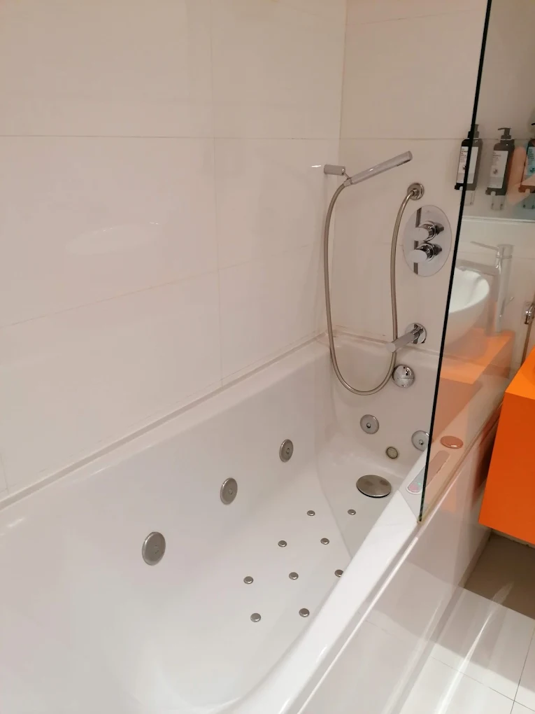 Petit Palace Plaza Malaga, habitación con jacuzzi privado