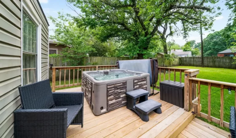 Pure Comfort by the Expo; hot-tub, pets, families!
