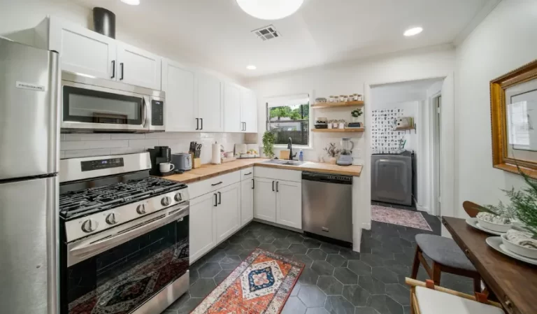 Pure Comfort by the Expo; hot-tub, pets, families!