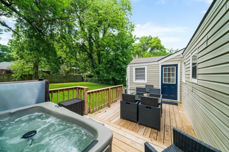 Pure Comfort by the Expo; hot-tub, pets, families!